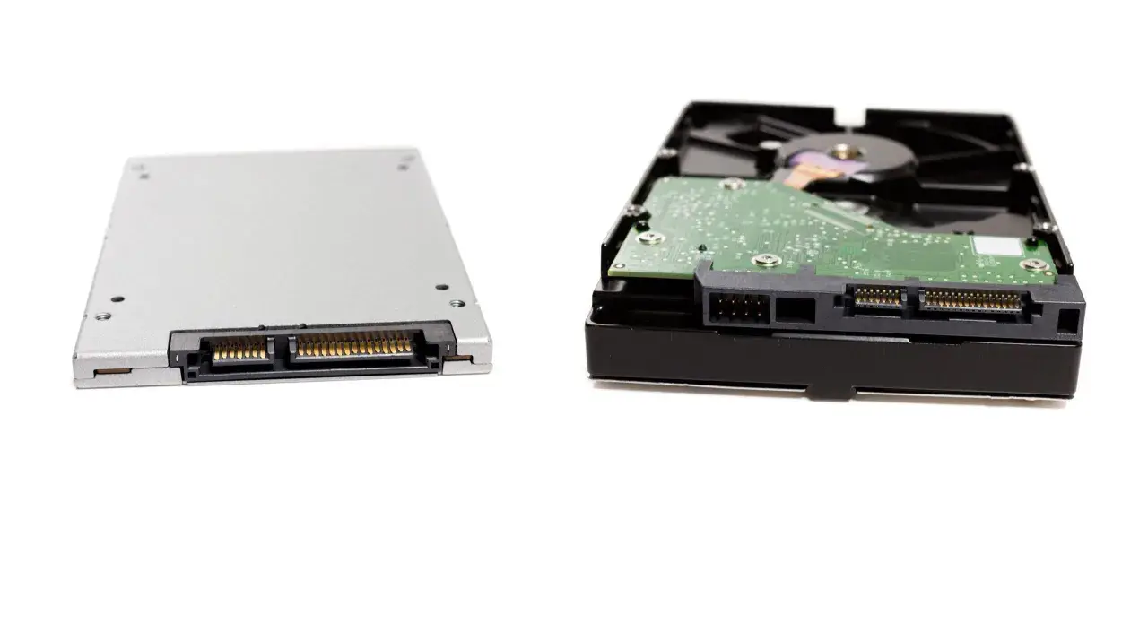 Eine SSD und eine Festplatte nebeneinander. Diese Geräte sind die speichermedien der zukunft, die Daten speichern und abrufen.