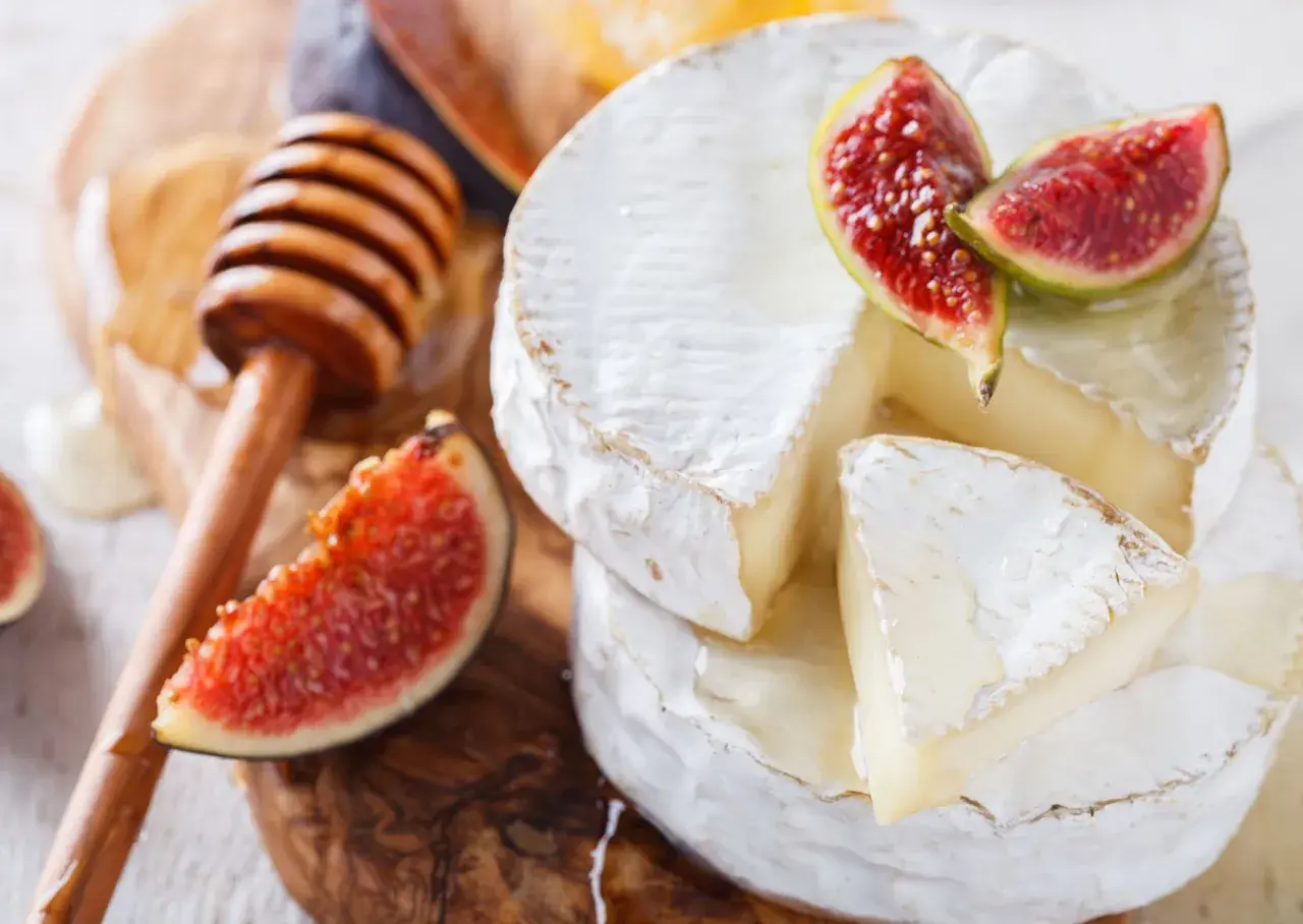 Formaggio brie con fichi e miele. Un piacere per il palato, ma attenzione alle calorie del brie!