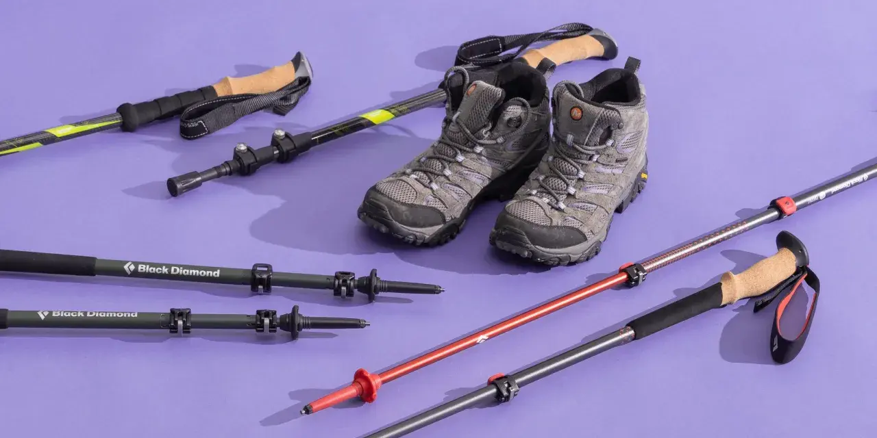 Bottes de randonnée et bâtons variés, illustrant la différence entre bâton de randonnée et marche nordique.