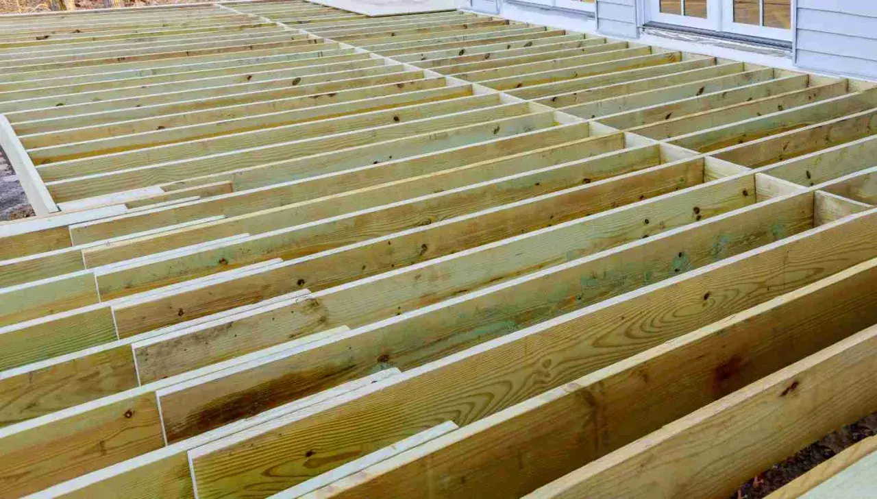 Structure en bois d'une terrasse en cours de construction, avec des solives de portée 63x175 espacées régulièrement.