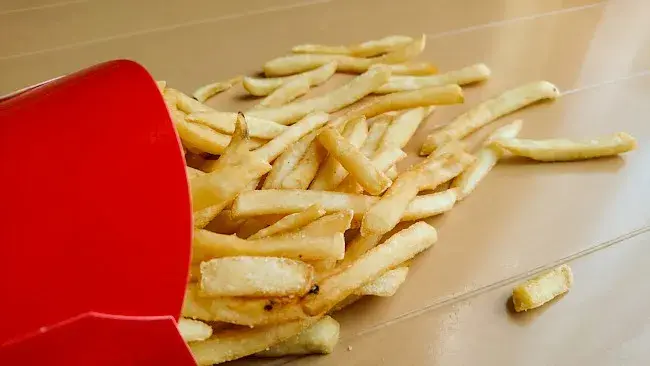 Ile kalorii mają małe frytki z McDonald's? Zaskakujące fakty o kaloriach