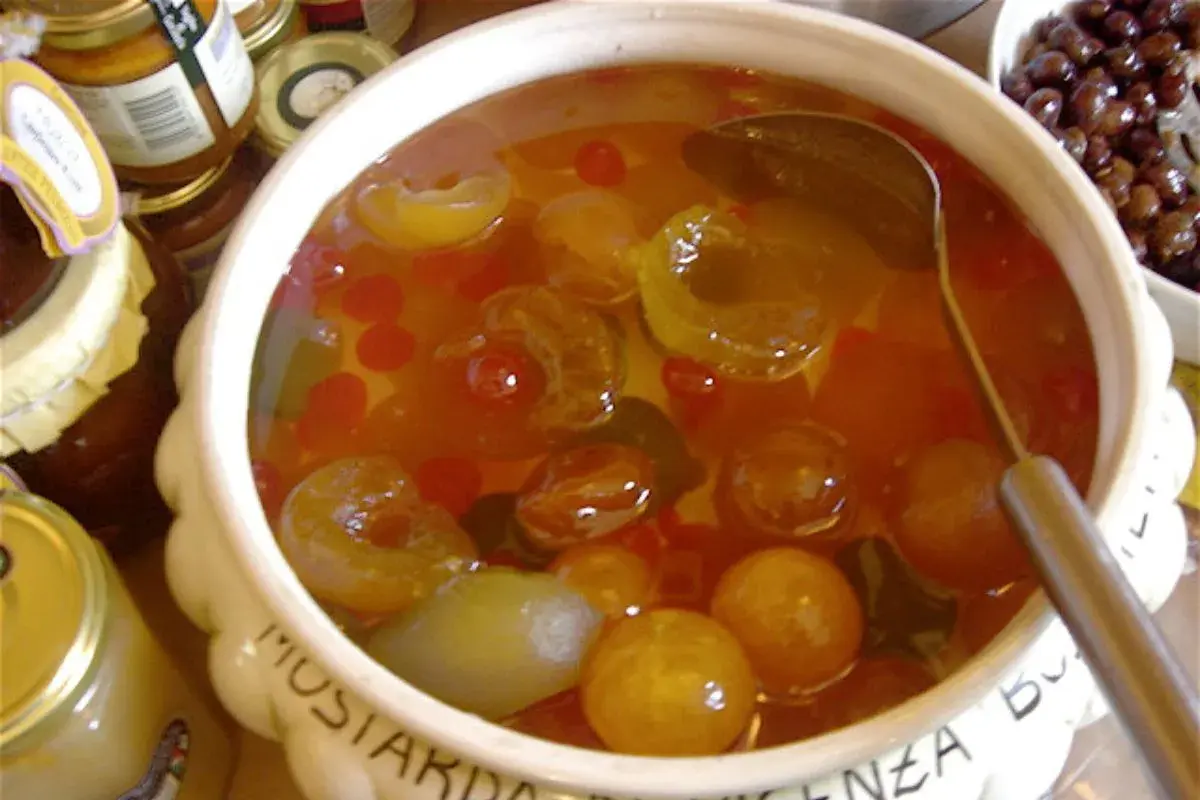 Mostarda de Vicenza: frutas confitadas en almíbar, con cerezas rojas y trozos de fruta verde y amarilla.