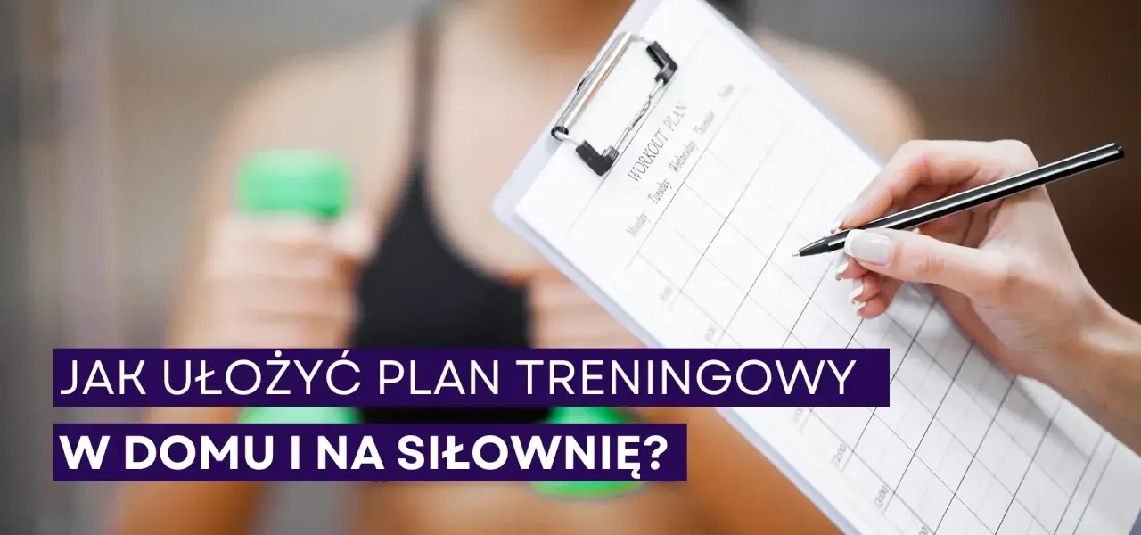 Kobieta z zielonym hantlem w tle pisze piórem na kartce z planem treningowym. Jak ułożyć plan treningowy w domu i na siłownię?