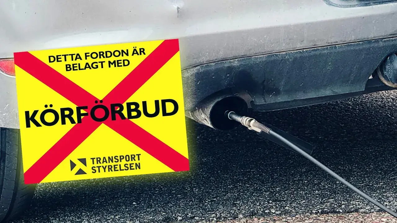 Bil med körförbud på grund av bristande besiktning. En slang kopplad till avgasröret indikerar en kontroll.