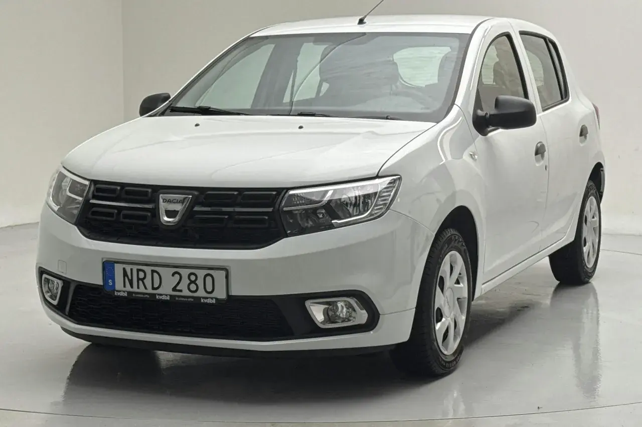 Vit Dacia Sandero begagnad, redo för nya äventyr. En pålitlig bil för vardagen.