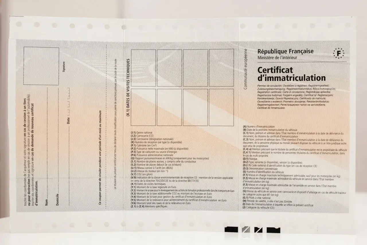 Certificat d'immatriculation français, document essentiel pour tout véhicule, y compris la carte poids lourd.