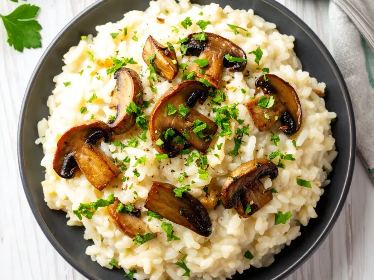 Un crémeux risotto aux cèpes, garni de champignons poêlés et de persil frais. Un plat réconfortant et savoureux.