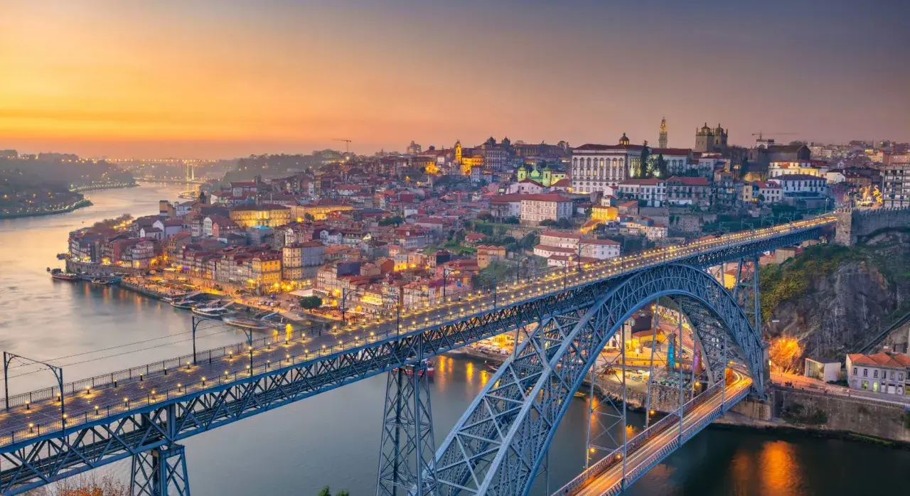 Most zwodzony w Porto o zmierzchu. Piękne widoki, ale czego nie robić w Portugalii? Nie przegap tego!