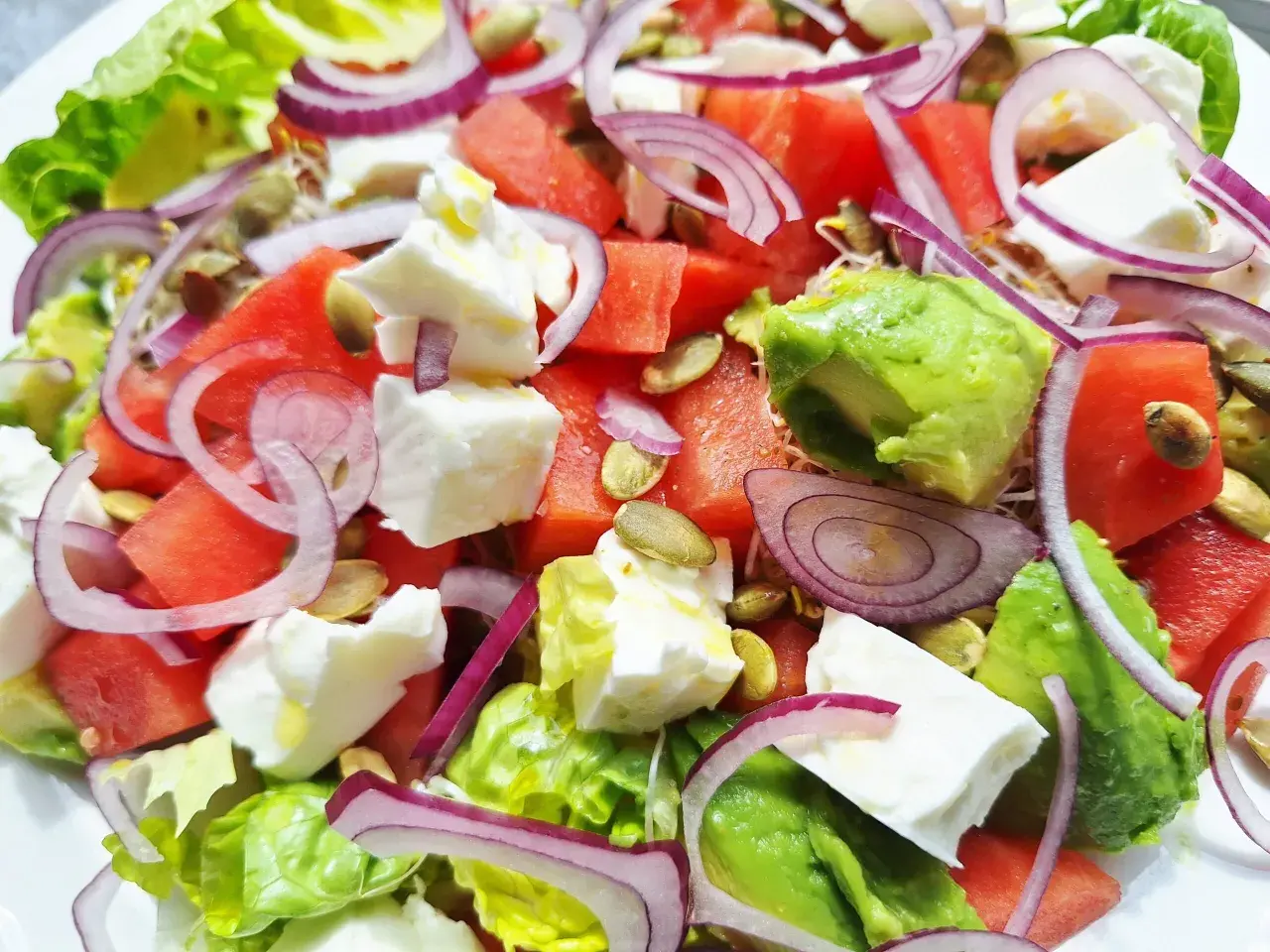 En fräsch melonsallad med fetaost, avokado, rödlök och pumpafrön. En perfekt sommarrätt!