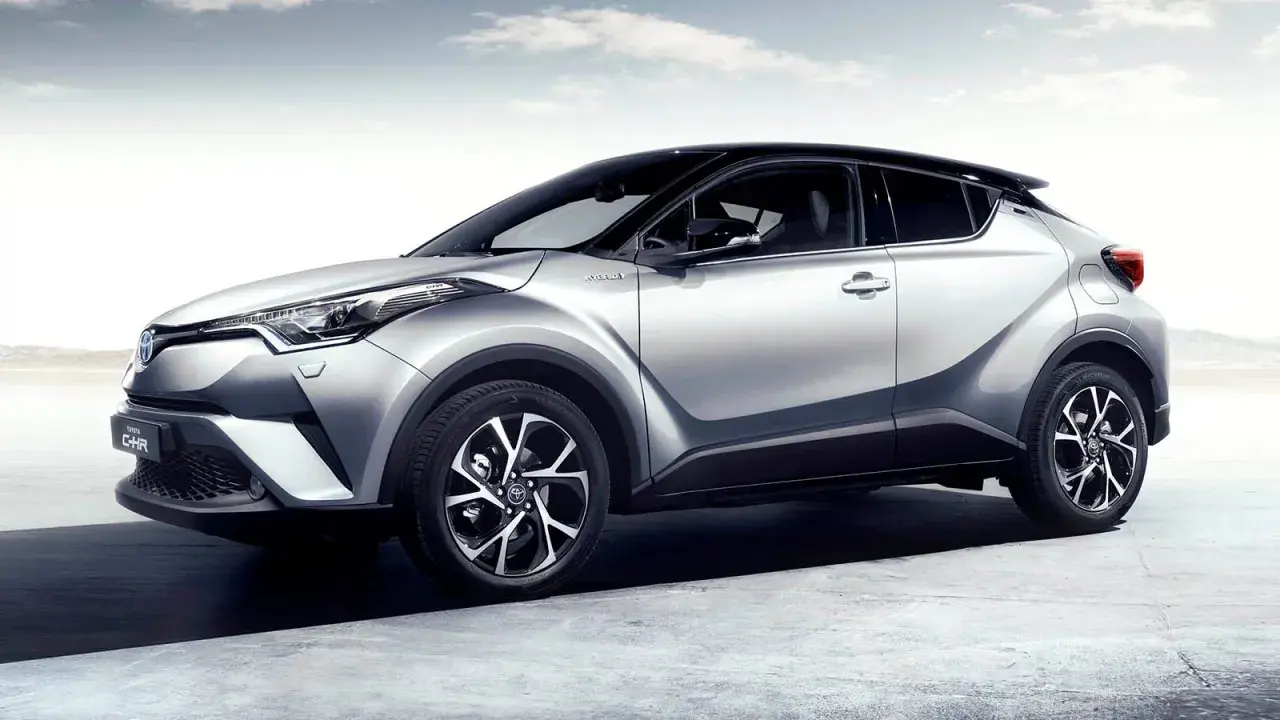 Silver Toyota C-HR Hybrid testbil står på betonggolv.