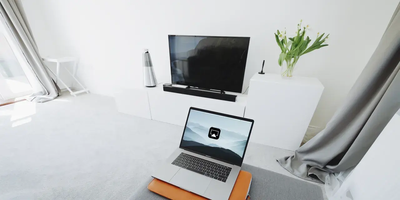 Laptop z ikoną AirPlay, gotowy do przesyłania obrazu na telewizor. To właśnie airplay co to - bezprzewodowe udostępnianie ekranu.