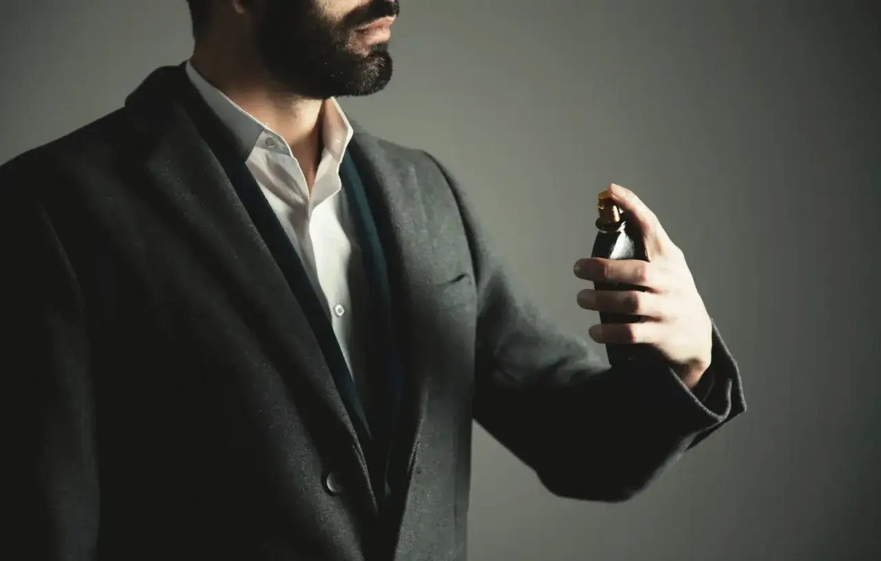 Gdzie psikać perfumy męskie, aby zapach utrzymał się dłużej?