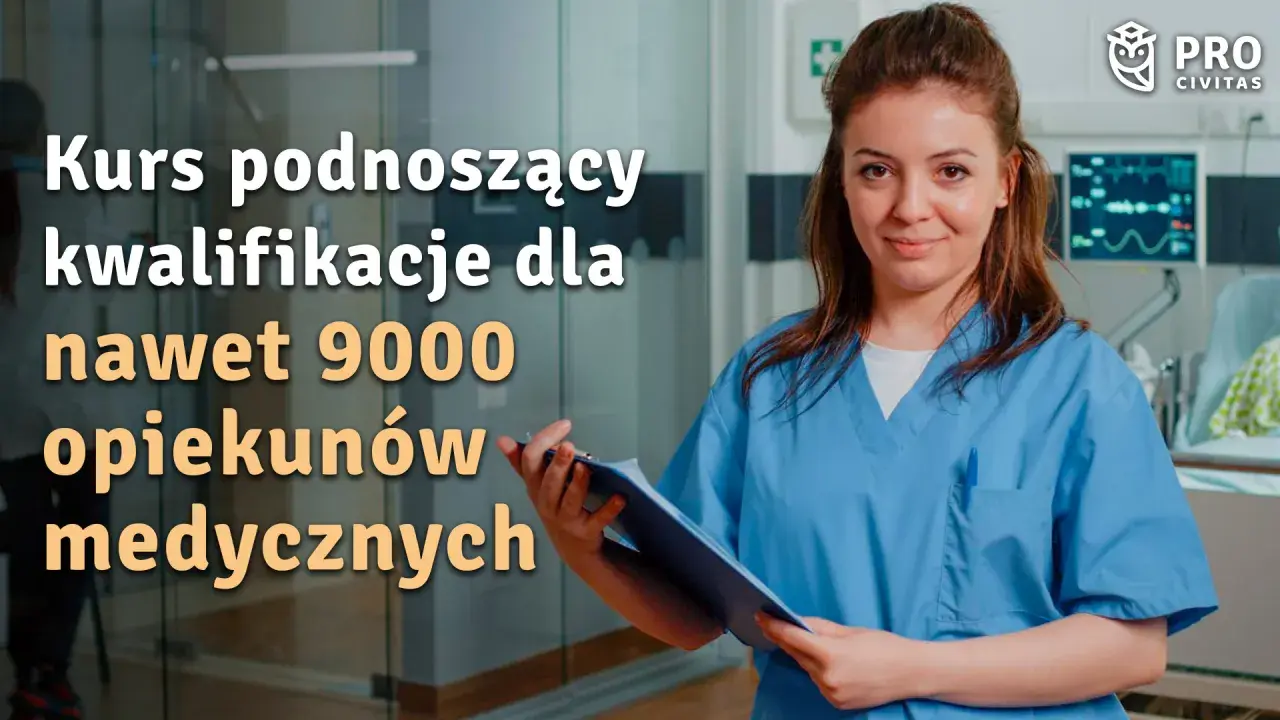 Uśmiechnięta opiekunka medyczna z dokumentami. Kurs podnoszący kwalifikacje dla nawet 9000 opiekunów medycznych.