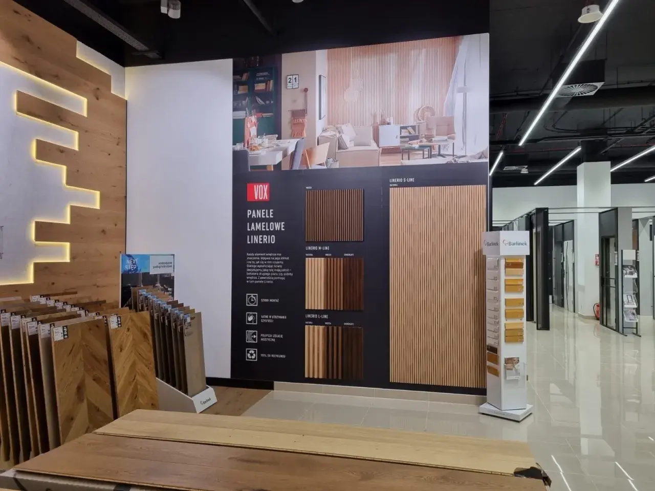 Wystawa paneli lamelowych VOX Linerio i podłóg drewnianych w salonie.