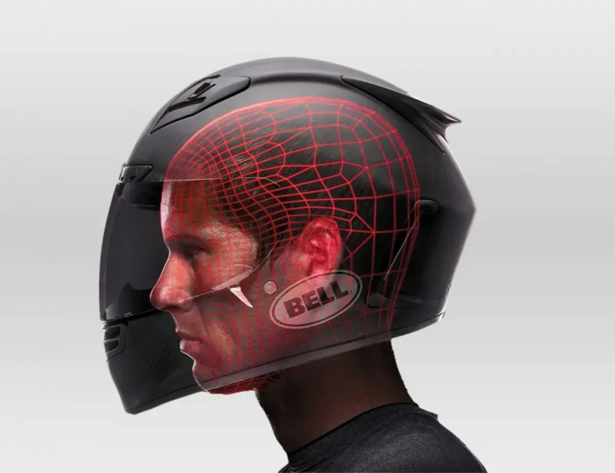 Casco Bell negro con malla roja que muestra cómo tiene que quedar un casco de moto para proteger la cabeza.