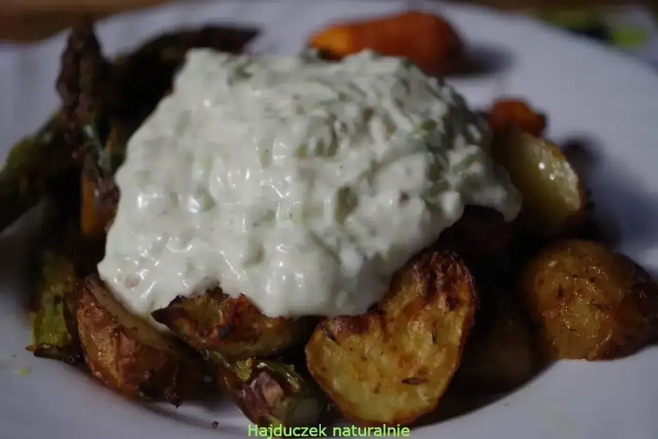 Pieczone ziemniaki i szparagi z sosem tzatziki.