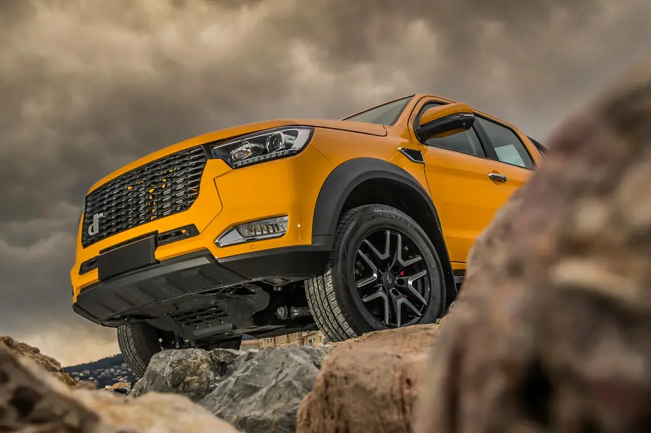 Pickup giallo su rocce, pronto ad affrontare ogni dr pk8 problemi. Cielo nuvoloso.