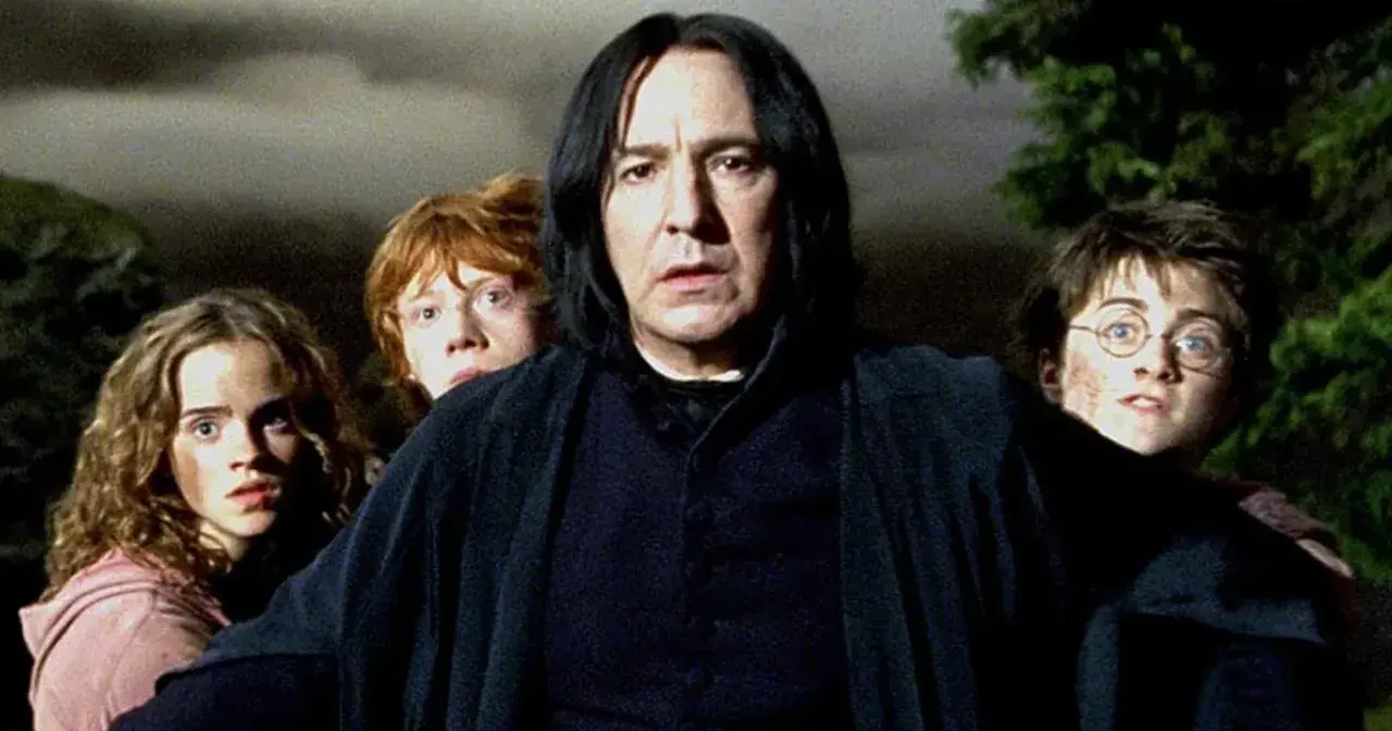 Harry, Ron i Hermiona stoją za profesorem Snape'em, gdy ten groźnie patrzy przed siebie. Scena z filmu "Harry Potter i Więzień Azkabanu".