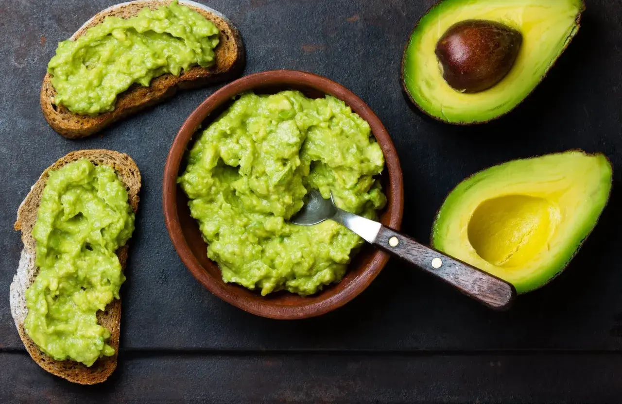 Avokadotoast med krämig guacamole. Tänk på avokado kalorier för en hälsosam snack.