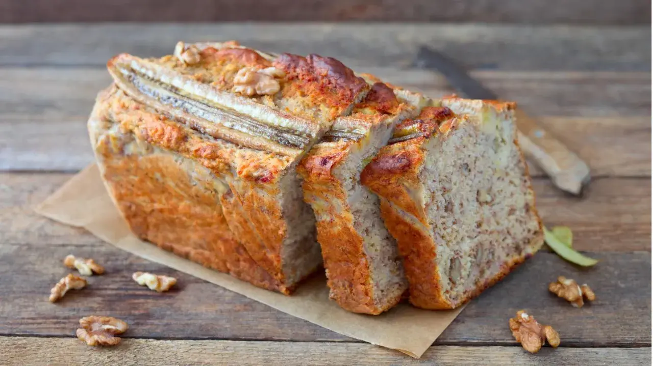 Leckeres Bananenbrot, perfekt für ein Bananenbrot Rezept mit Kindern. Mit Nüssen und Bananenstücken verfeinert.