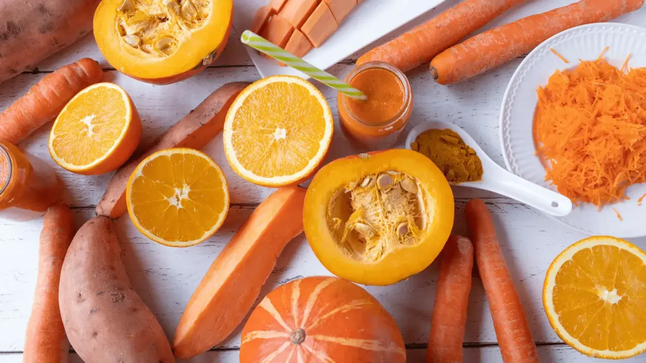 Karotten, Süßkartoffeln, Orangen und Kürbis – alles voller Beta-Carotin, das für seine positive Wirkung auf Haut und Augen bekannt ist. Ein gesunder Smoothie wartet!