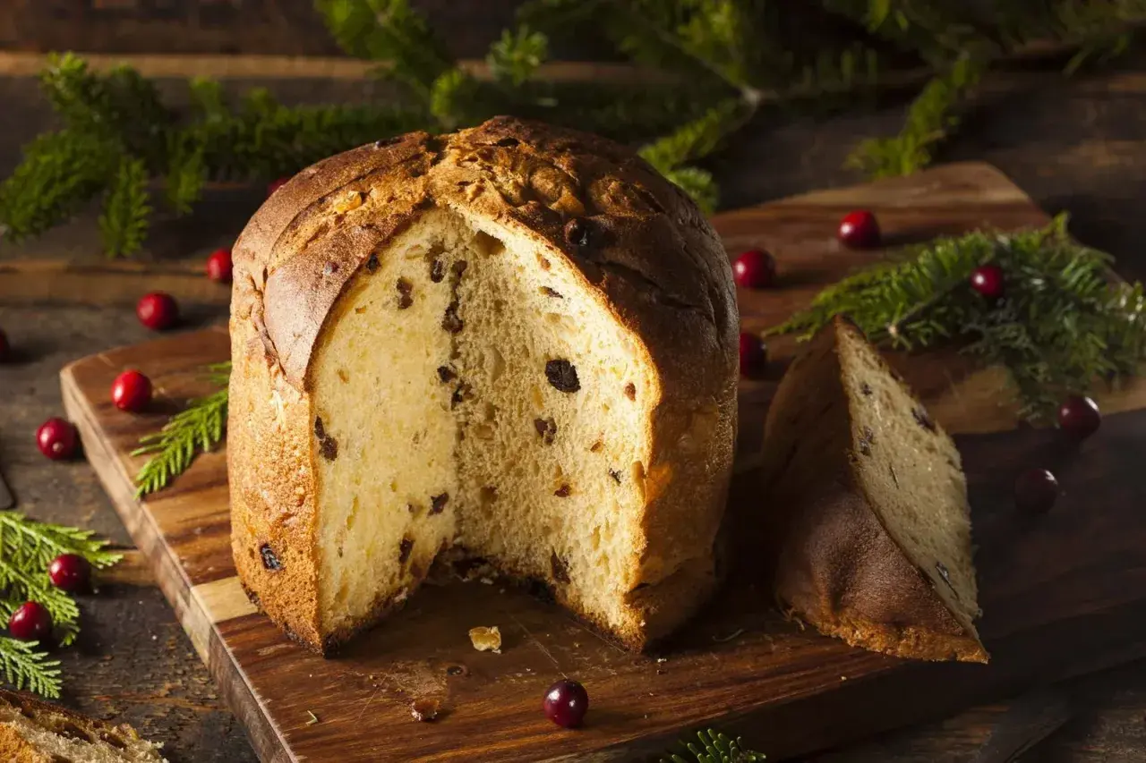 Un panettone soffice, con canditi e uvetta, pronto per essere gustato. Ecco come si fa il panettone, un dolce natalizio perfetto.