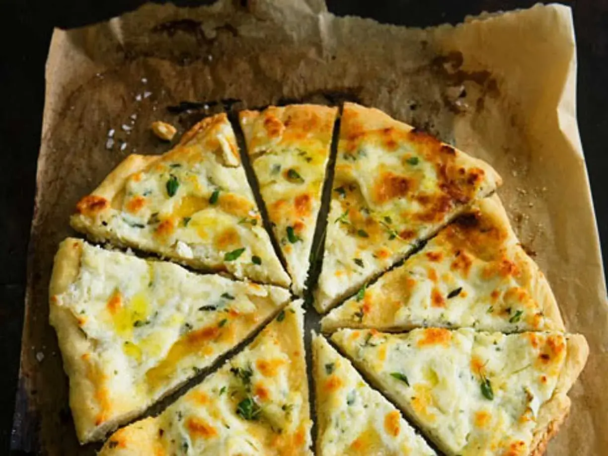 Pizza bianco med krämig ost och örter, ett enkelt recept för en läcker måltid.