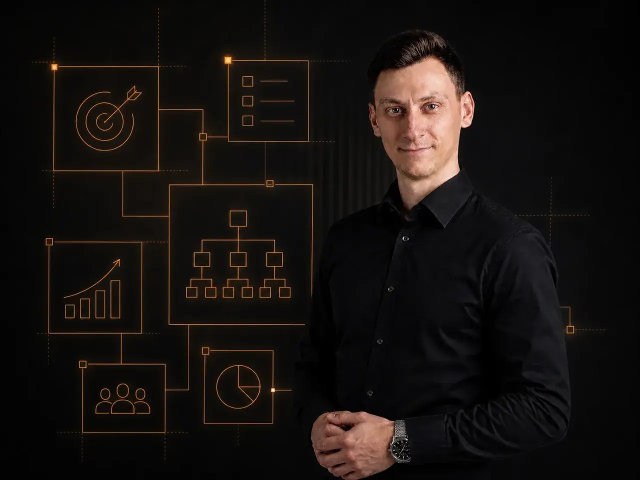 Mężczyzna w czarnej koszuli prezentuje schemat analizy celów, wzrostu, zespołu i danych. To kluczowe elementy audytu marketingowego.