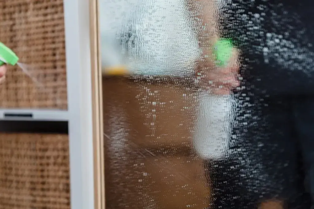 Mycie okien po remoncie: Krystaliczna czystość bez smug!