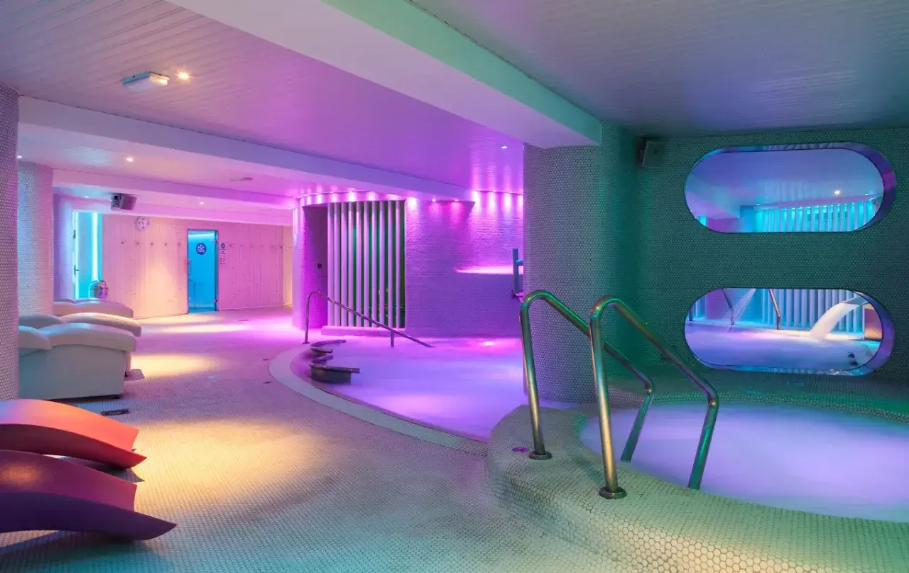 Relájate en los modernos spas en Benidorm, con piscinas termales, luces de neón y cómodas tumbonas.
