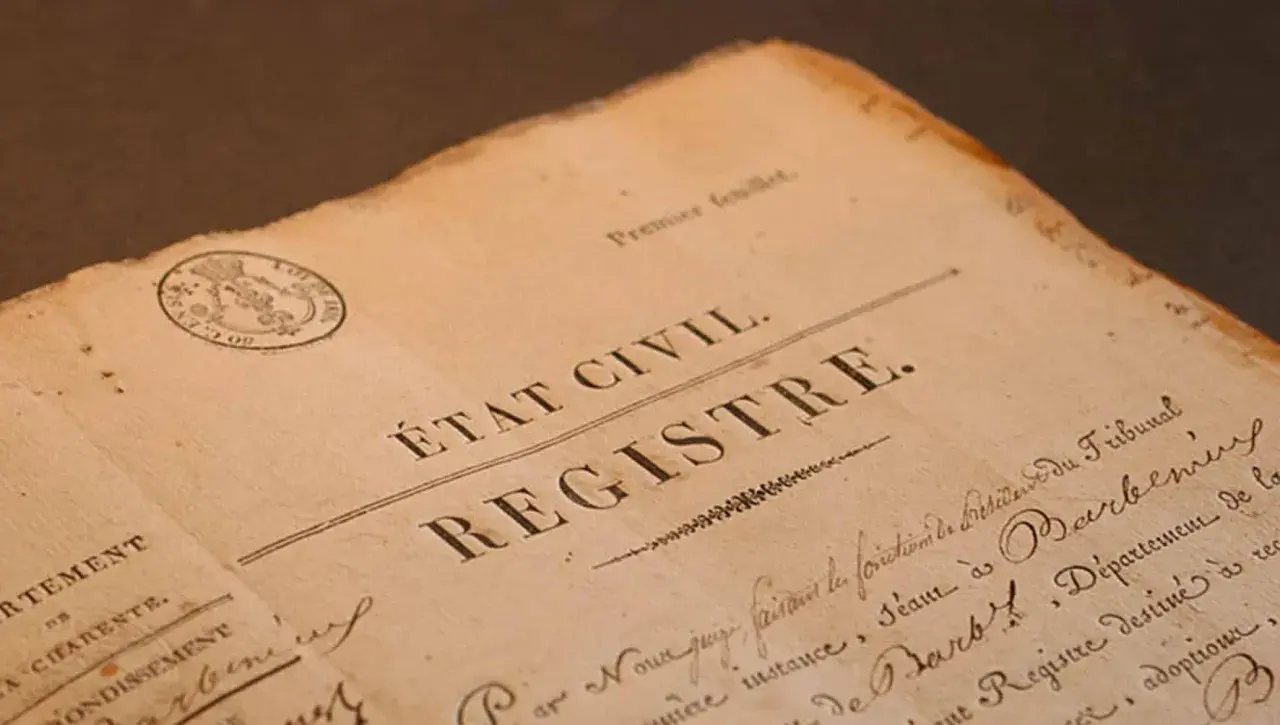 Extrait d'un registre d'état civil 36, datant d'une époque révolue, avec un cachet officiel et une écriture manuscrite.