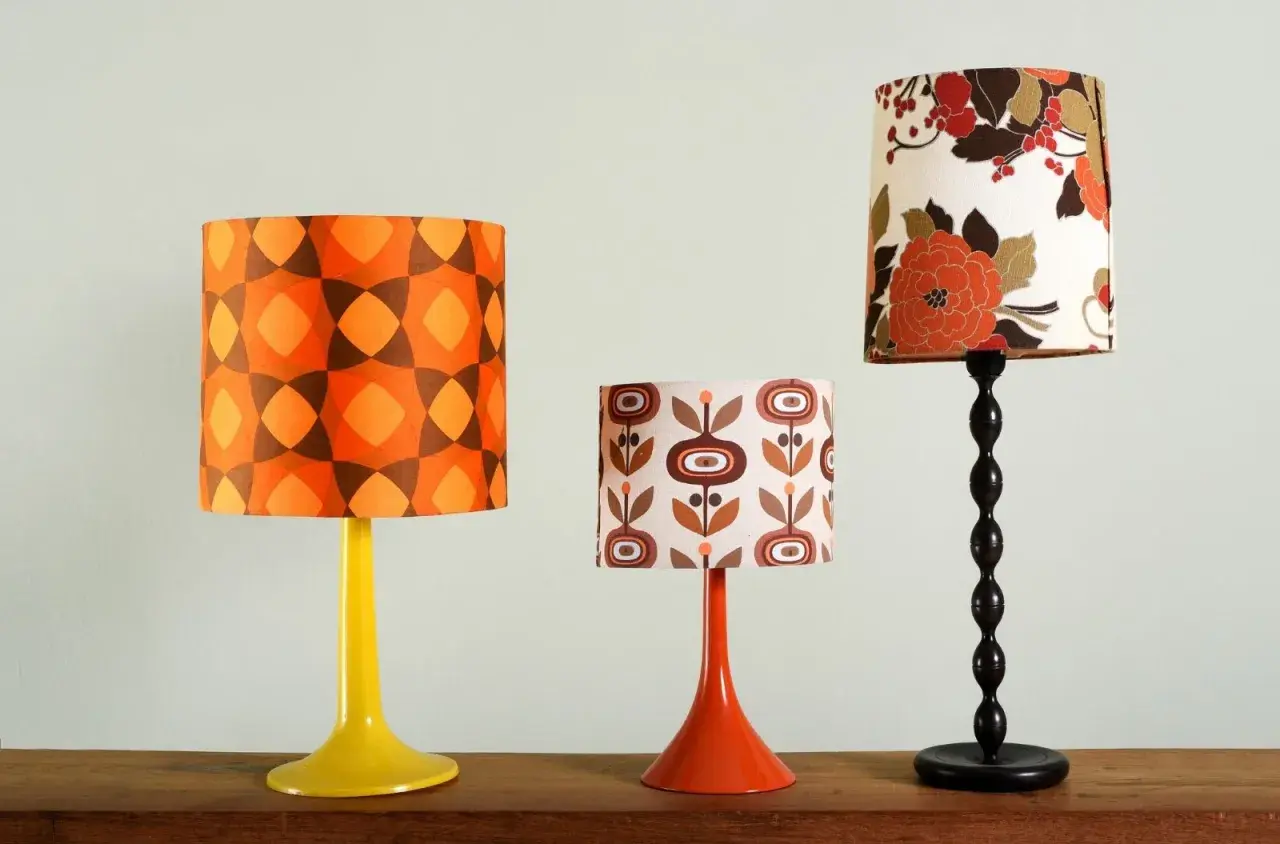 Tres pantallas de lámpara de pie, una de 40 cm, con estampados retro: geométrico naranja, flores marrones y un diseño floral vibrante.