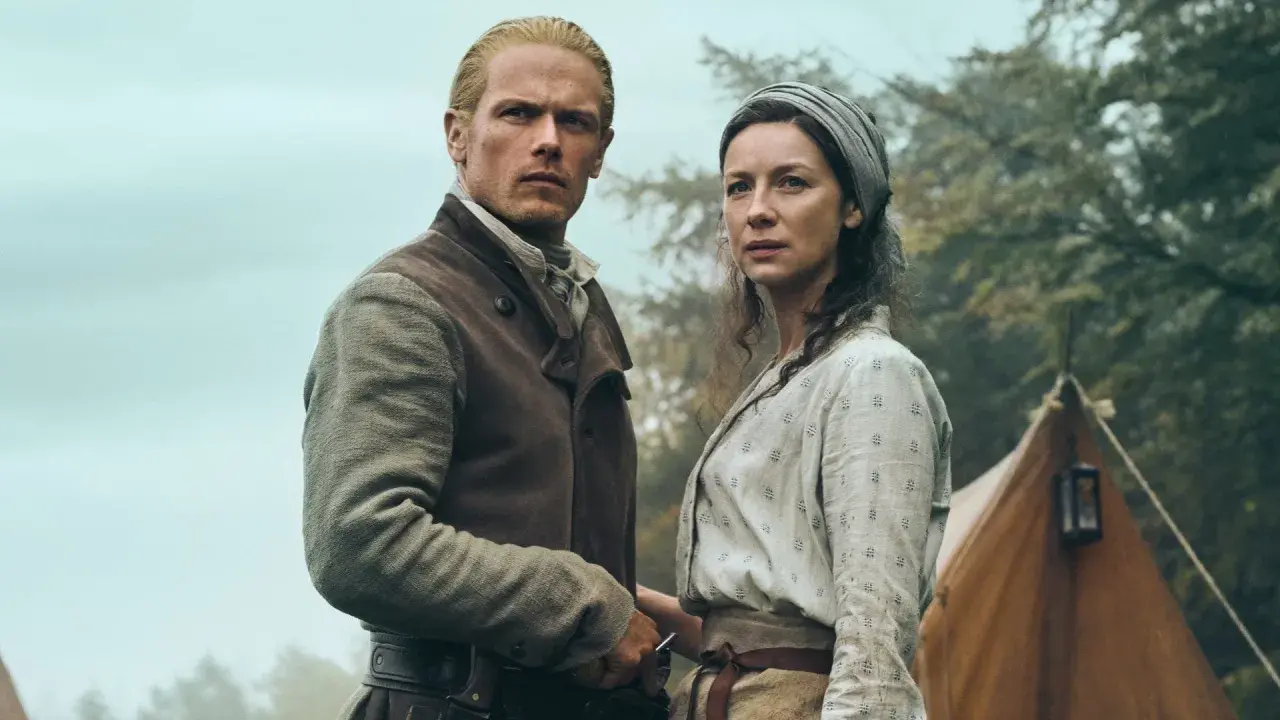 Jamie et Claire, le couple emblématique d'Outlander, se tiennent ensemble, prêts pour le final.