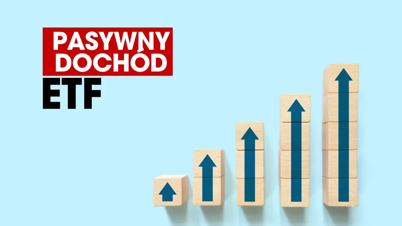 Drewniane klocki ułożone w rosnący wykres, z niebieskimi strzałkami w górę. Napis "PASYWNY DOCHÓD ETF".