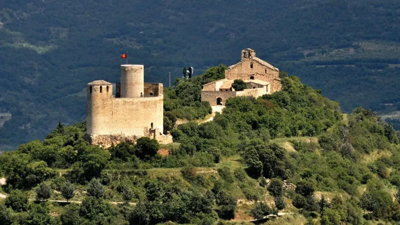 Castell de Mur: una visita a este imponente castillo medieval en la cima de una colina, rodeado de exuberante vegetación y con vistas panorámicas.