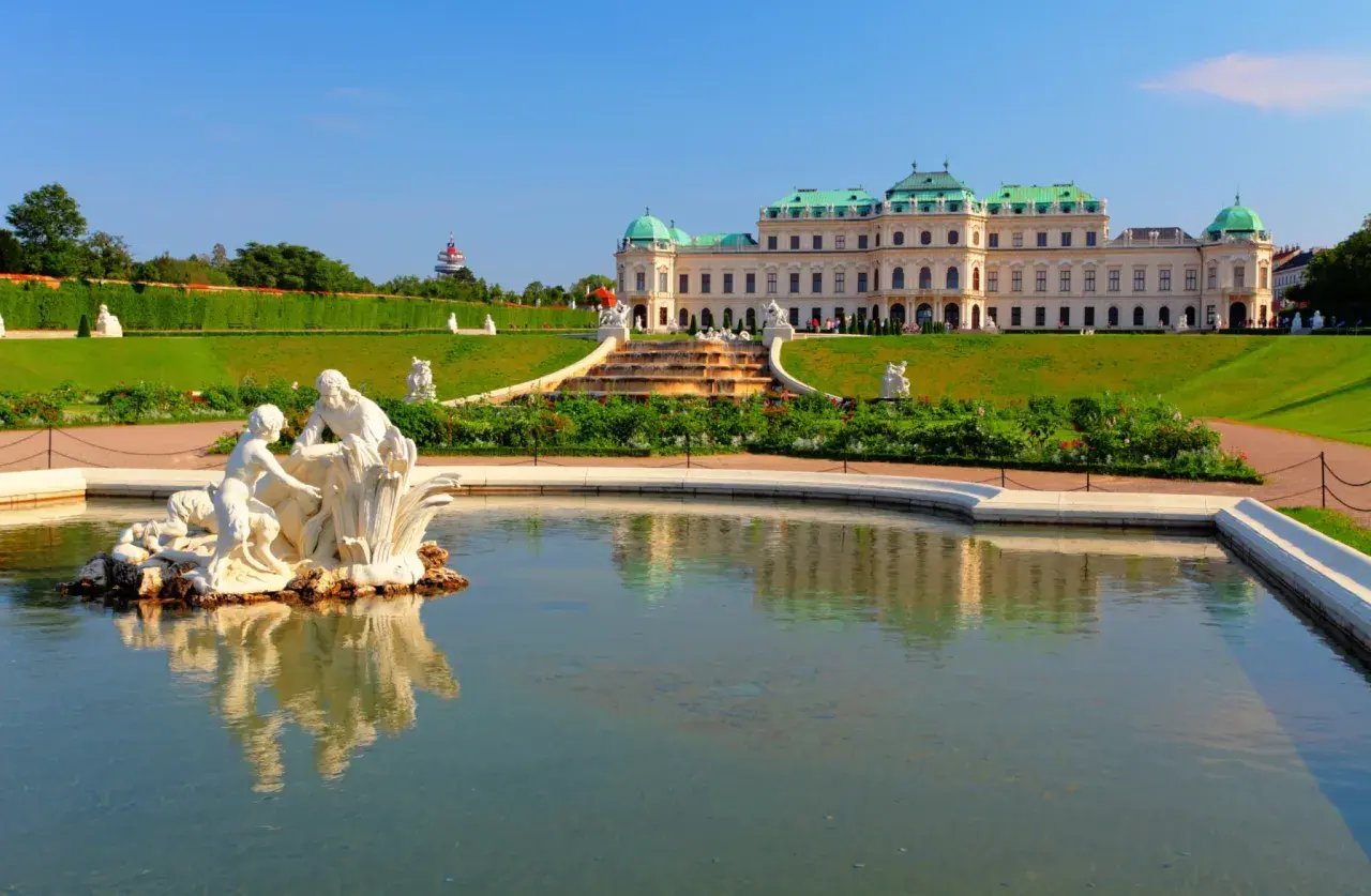 Wiedeń zamek Belvedere z fontanną i rzeźbami. Wspaniały widok na barokową architekturę i ogrody.