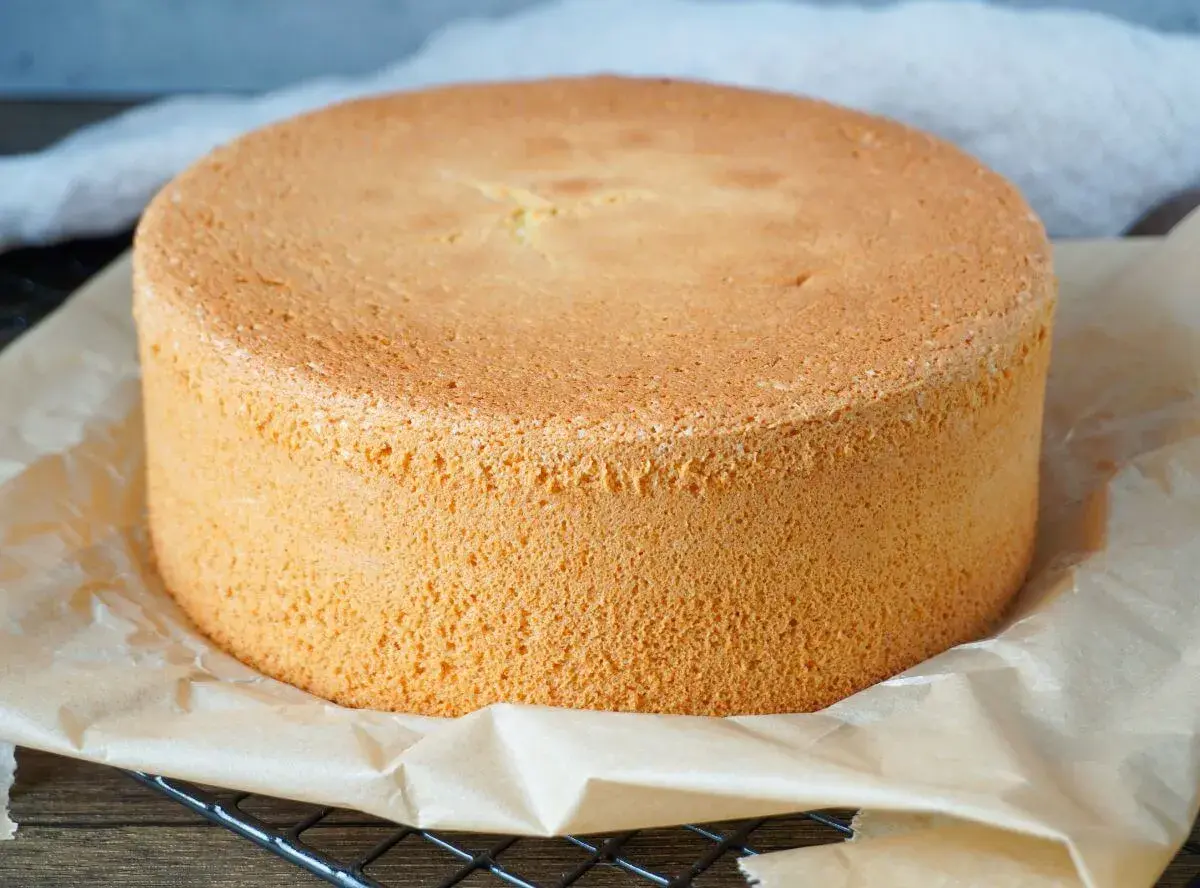 Ein goldbrauner, luftiger Tortenboden, perfekt für ein 3-Schichten-Rezept.