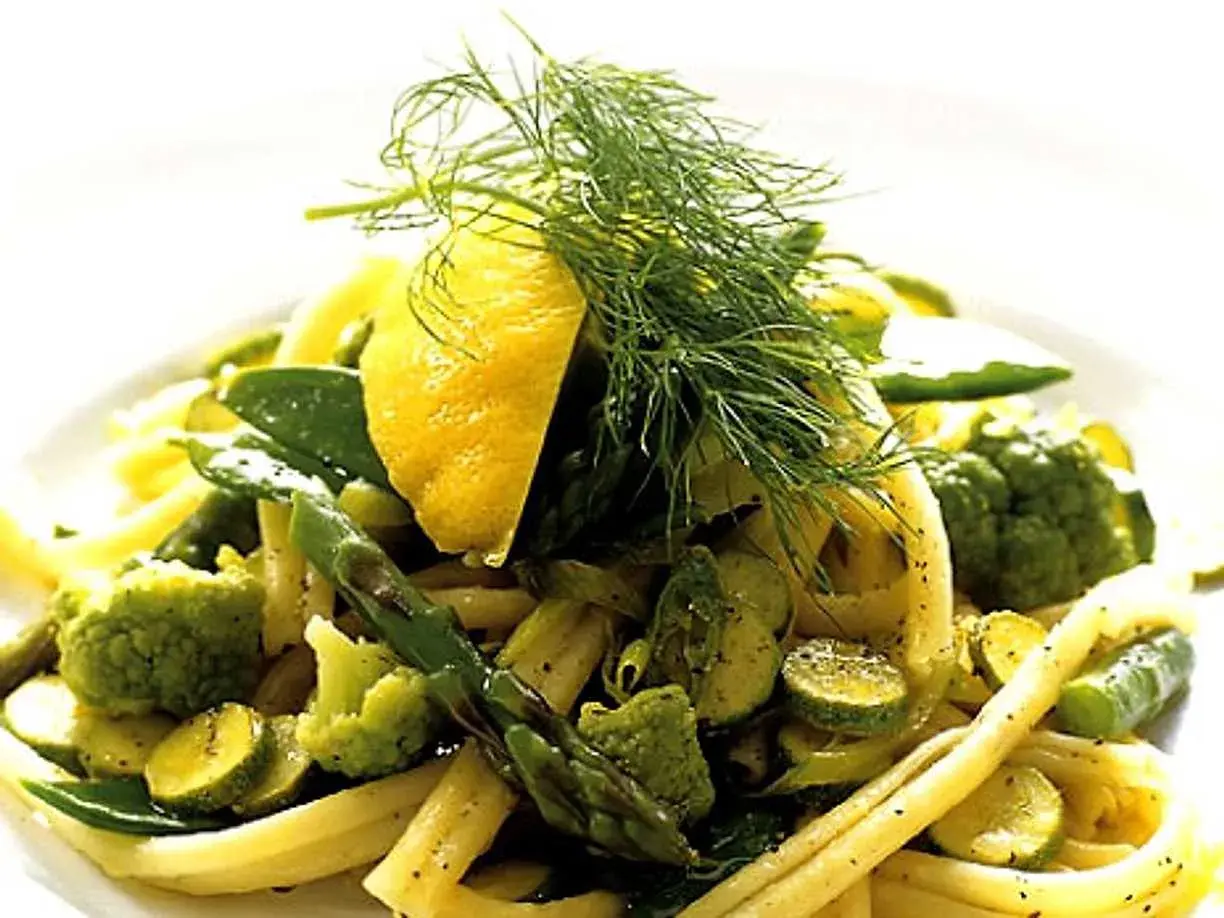 Pasta med romanesco, sparris och citron. Ett härligt romanesco recept för en fräsch måltid.