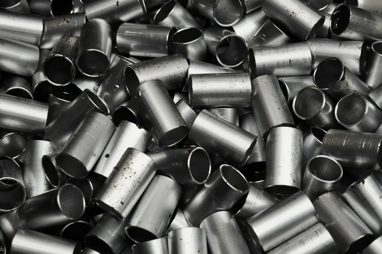Stal nierdzewna, czyli inox, to materiał, z którego wykonano te metalowe rury.