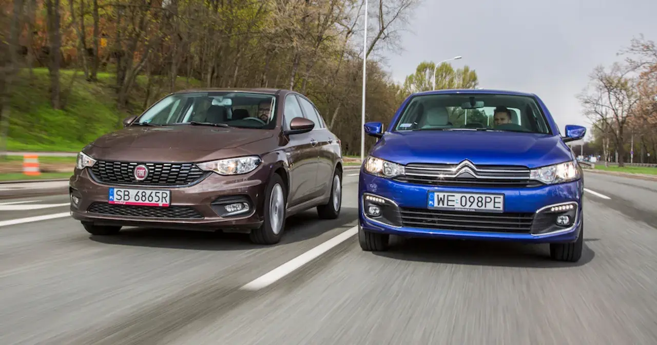 Brązowy fiat tipo sedan i niebieski Citroën jadą obok siebie po drodze.