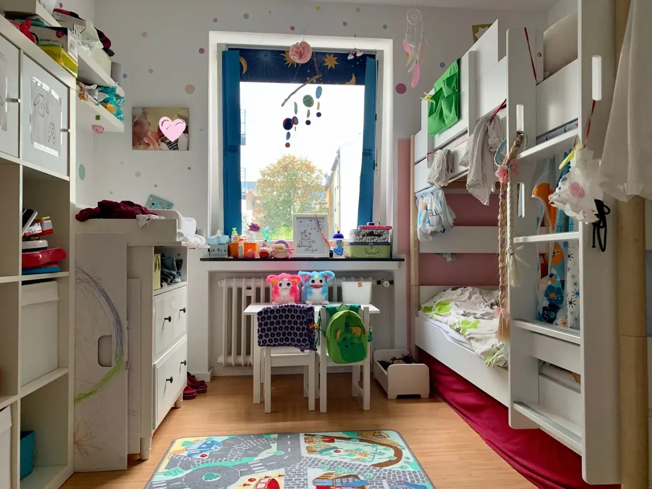 Ein gemütliches Kinderzimmer für einen Jungen von 7 Jahren, mit Hochbett, Spielzeug und einem bunten Teppich.