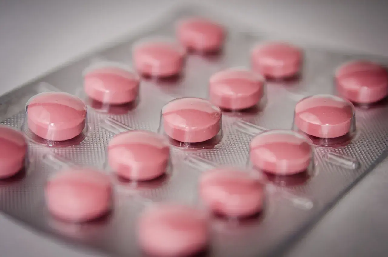 Blisterpackung mit rosafarbenen Pillen, die Hoffnung auf ein neues Medikament gegen Autismus wecken.