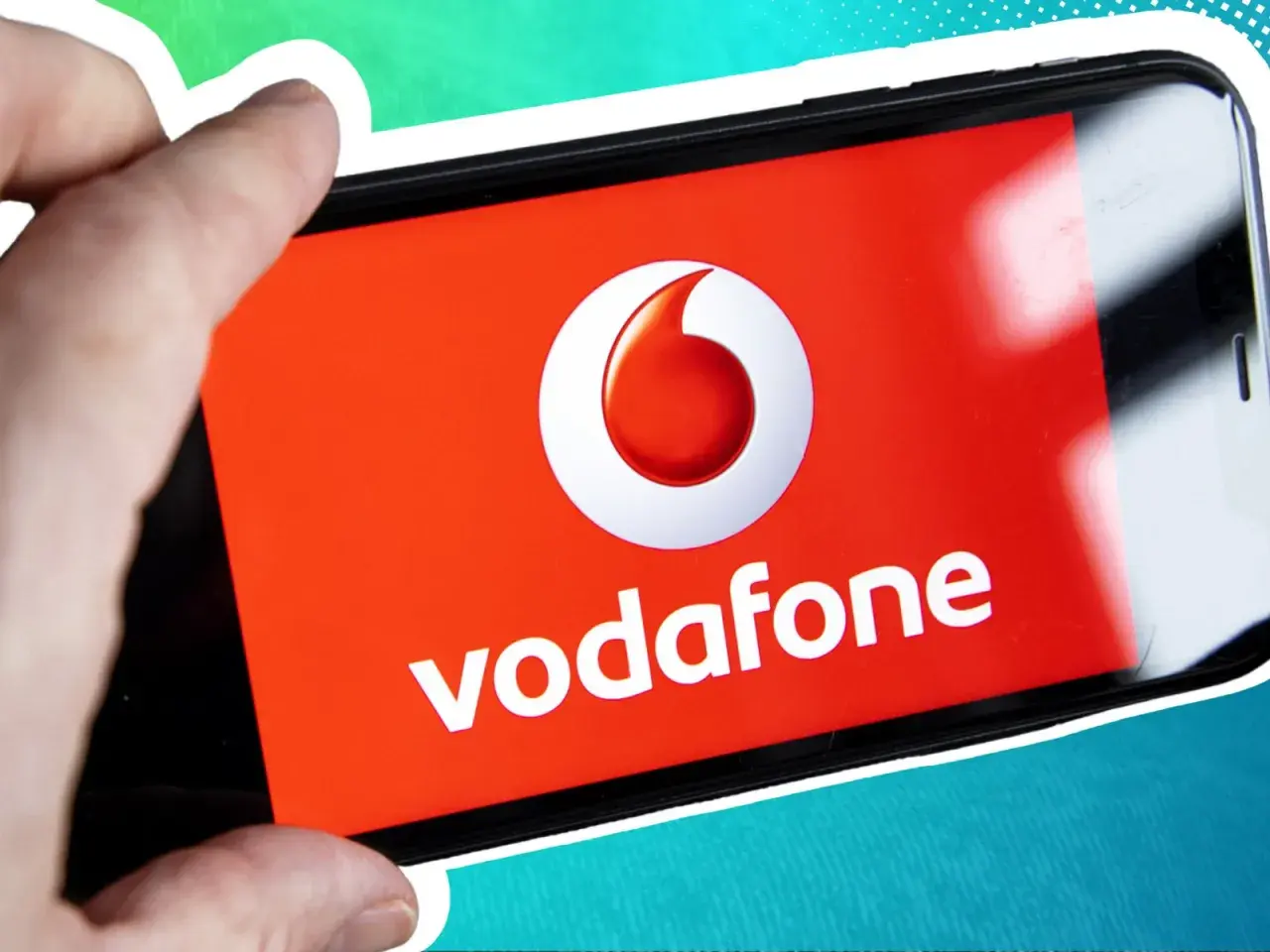 Vorsicht vor der neuen Betrugsmasche Vodafone! Ein Finger hält ein Smartphone mit dem Vodafone-Logo.