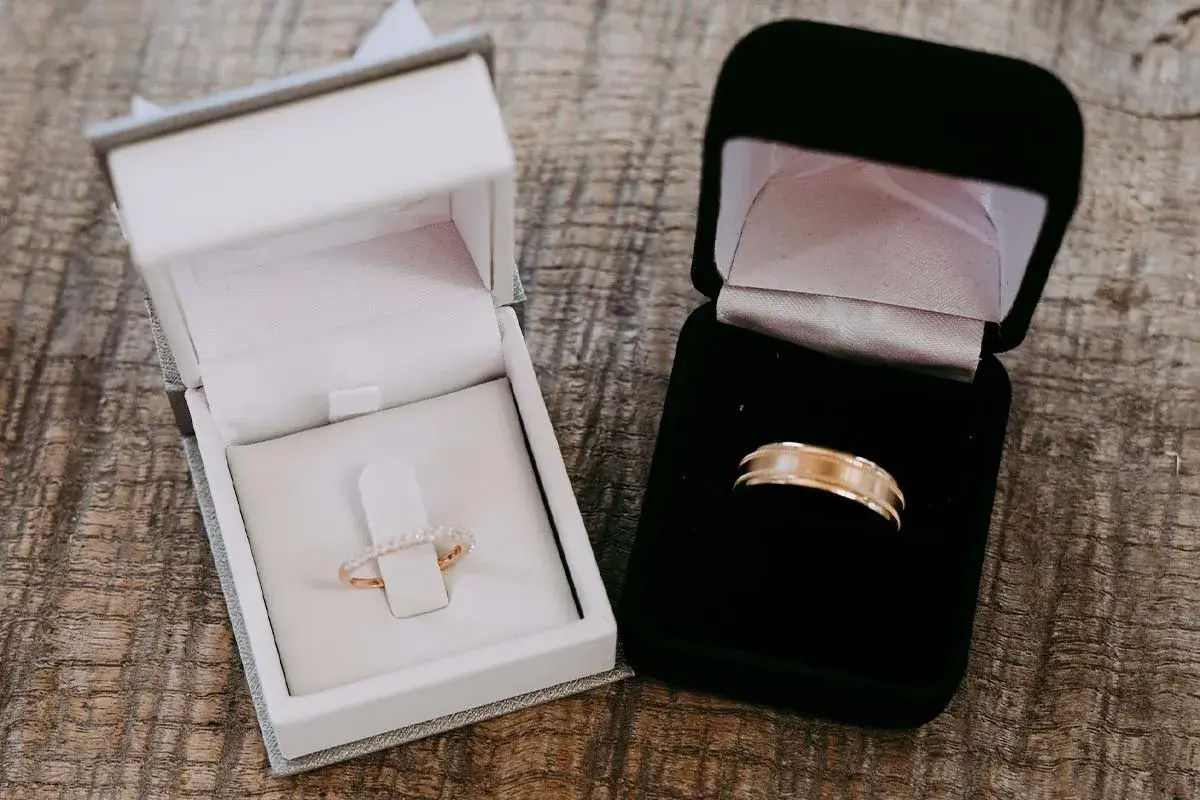 Dos anillos, uno de oro con diamantes y otro de oro liso, en sus cajas. ¿Cuánto pesa un anillo?