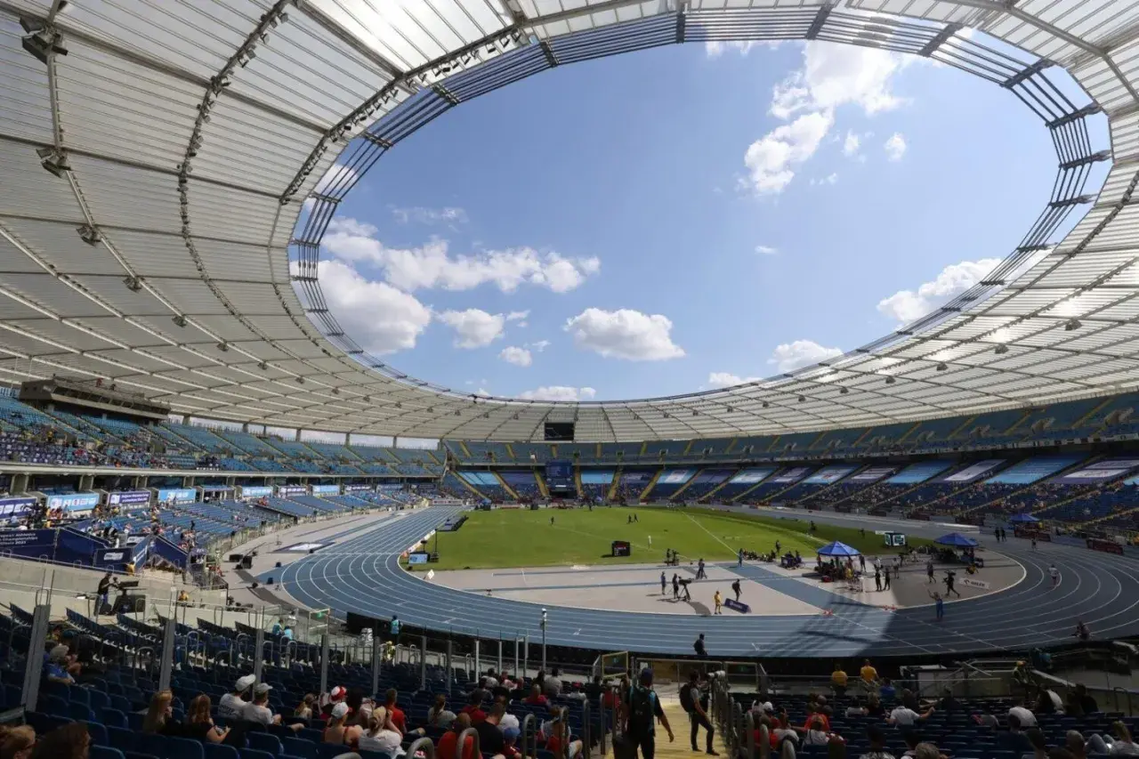 Stadion Śląski, z imponującą pojemnością, gotowy na zawody lekkoatletyczne.
