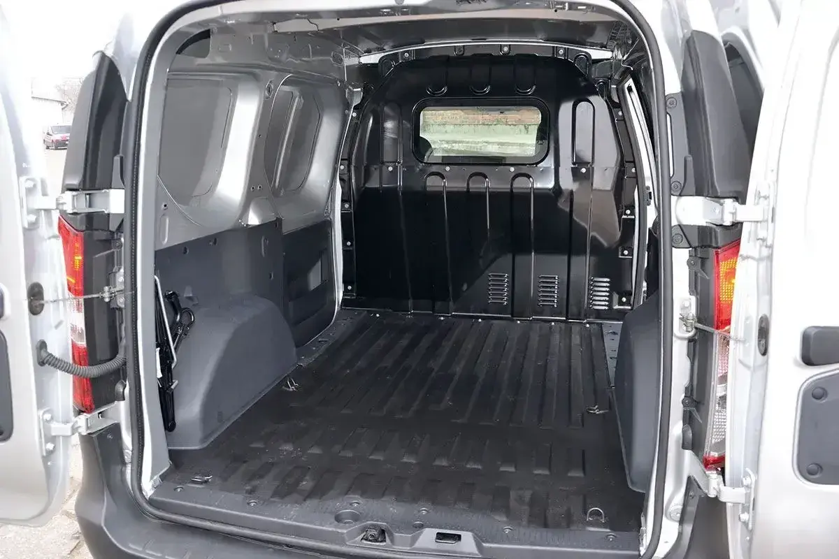 Pusta przestrzeń ładunkowa Dacia Dokker, idealna do transportu. Sprawdź wymiary, by zaplanować przewóz.