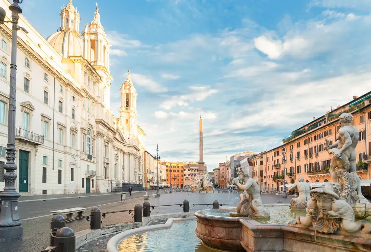 Piazza Navona, uno dei più bei roma luoghi da visitare, con la Fontana dei Quattro Fiumi e la chiesa di Sant'Agnese in Agone.