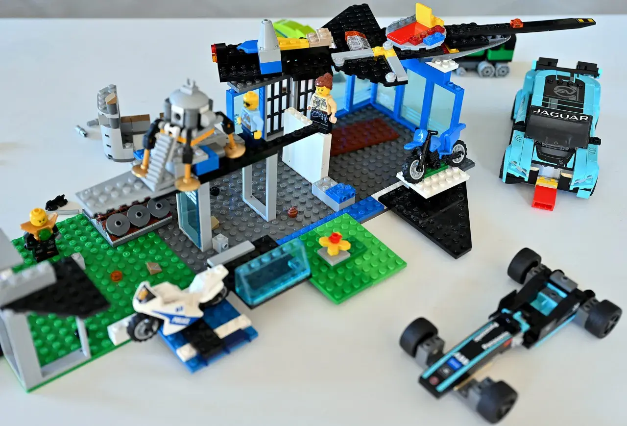Kreatywne lego pomysły na budowle: baza z helikopterem, radiowóz, jaguar i bolid.