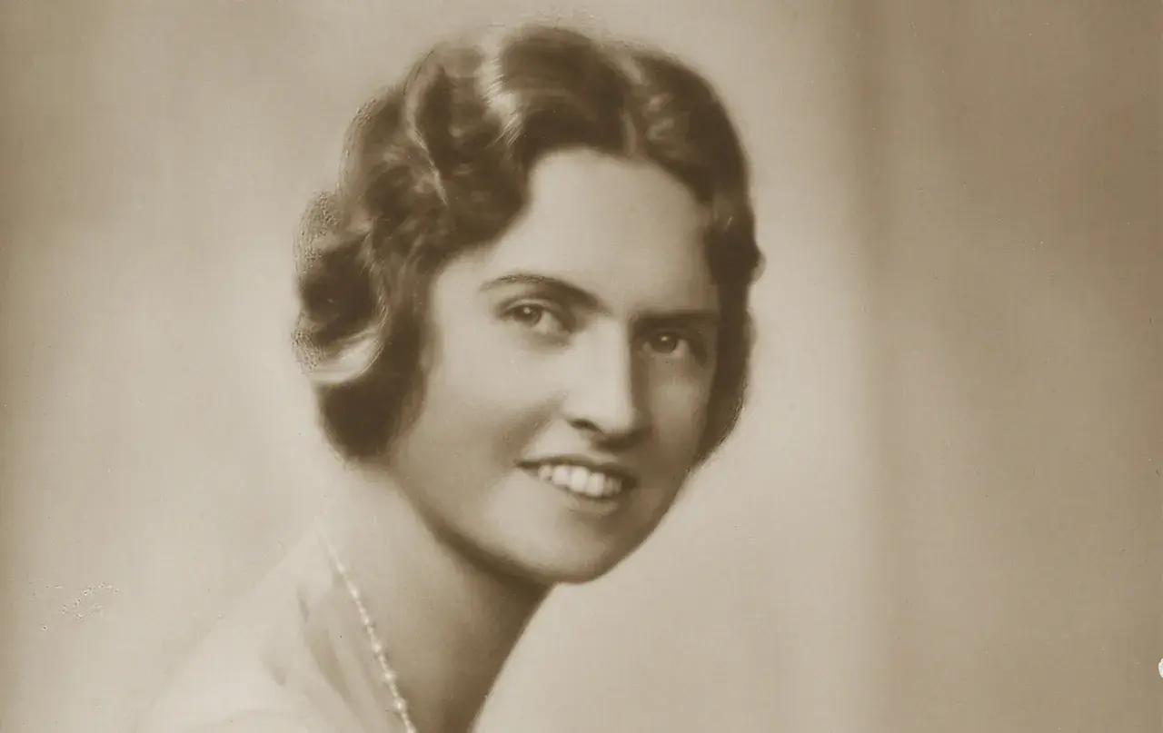 Porträtt av Sibylla, prinsessa, med lockigt hår och pärlhalsband.