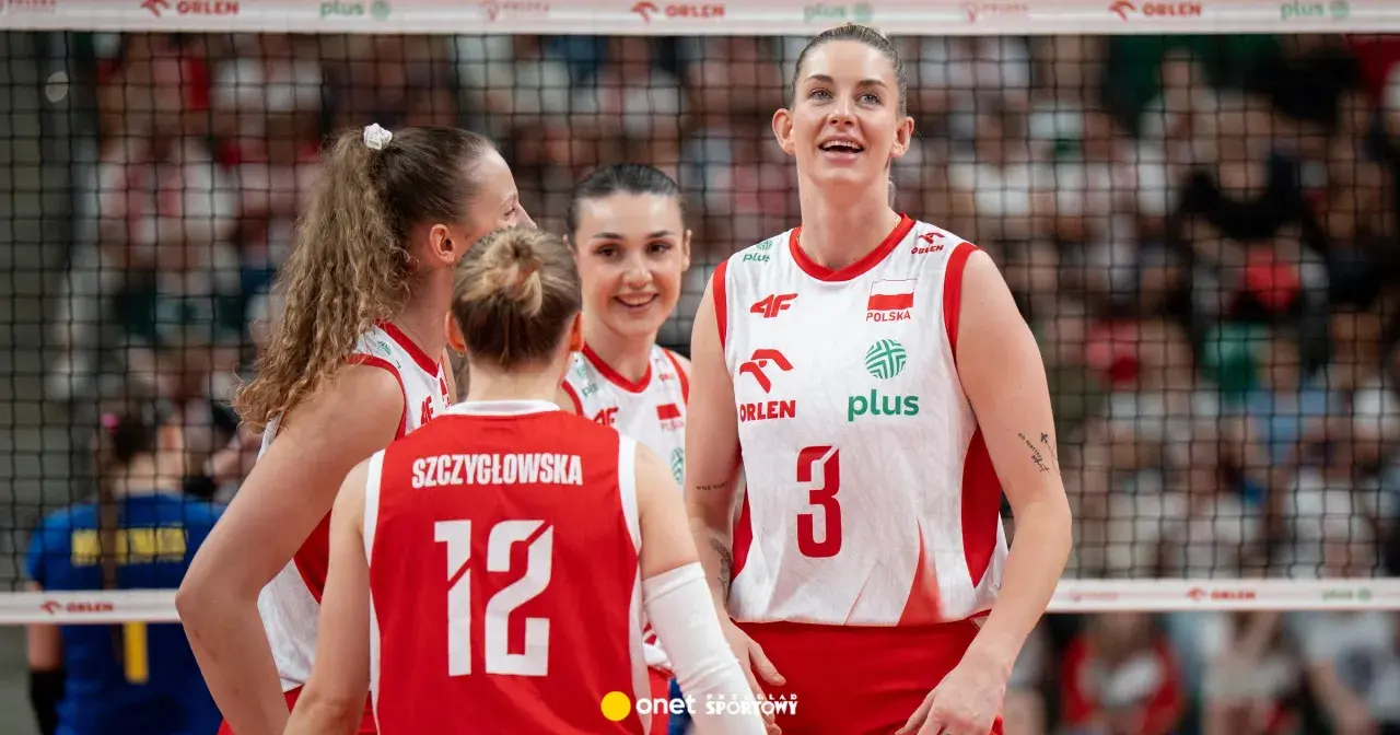 Siatkarki w biało-czerwonych strojach, numer 3 i 12, cieszą się po udanej akcji. Czyżby to był decydujący piąty set w siatkówce?